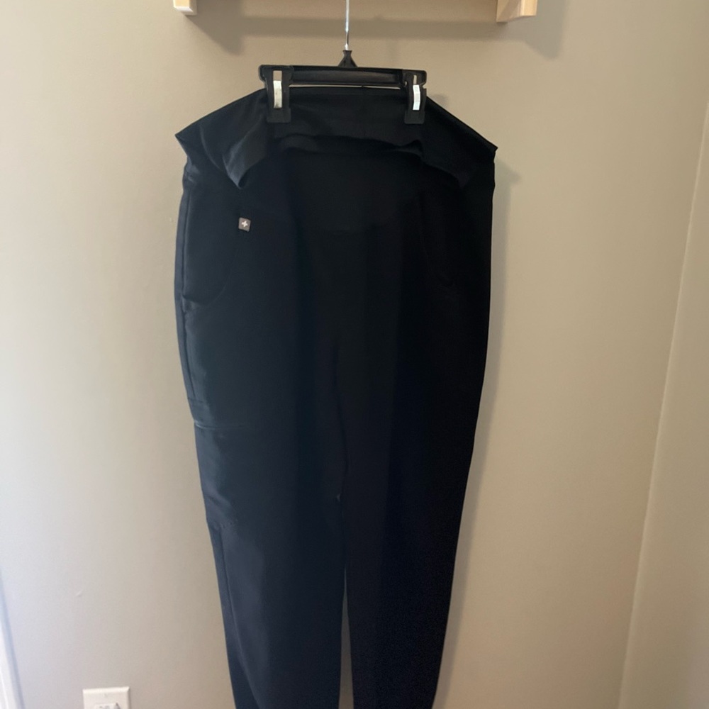 Figs- black Zamora joggers maternity scrub bottoms. Gently worn. Size small